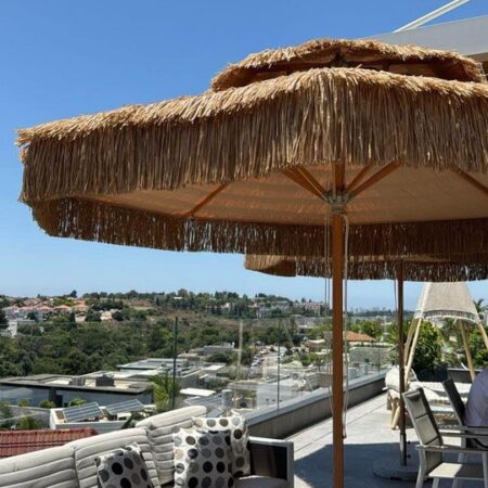 שמשיה דמוי קש בקוטר 2.7 מ’ – פתרון הצללה קומפקטי ואלגנטי | KIKIS