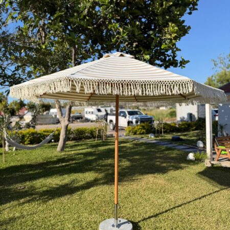 שמשיית פסים בסגנון ריזורט יוקרתי מבית KIKIS Outdoor Living